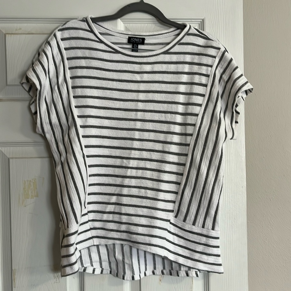 Jones New York off white and gray top w/slight hi/low hem-large